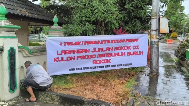 Deretan karangan bunga dan spanduk yang terpasang di DPRD Kulon Progo, Kamis (18/12/2025).