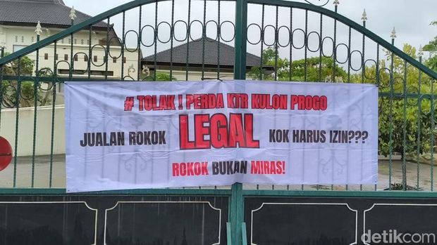Deretan karangan bunga dan spanduk yang terpasang di DPRD Kulon Progo, Kamis (18/12/2025).