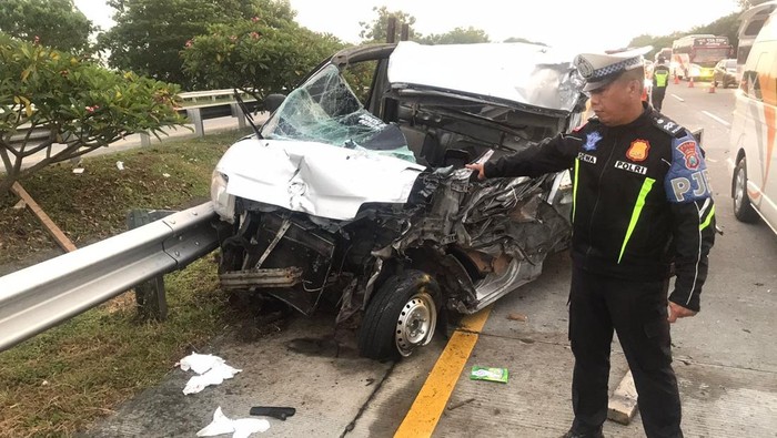 Pikap Hantam Truk Gandeng di Tol Jombang, 1 Orang Tewas-2 Luka