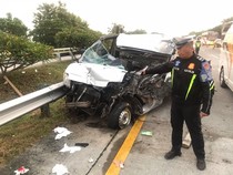 Pikap Hantam Truk Gandeng di Tol Jombang, 1 Orang Tewas-2 Luka