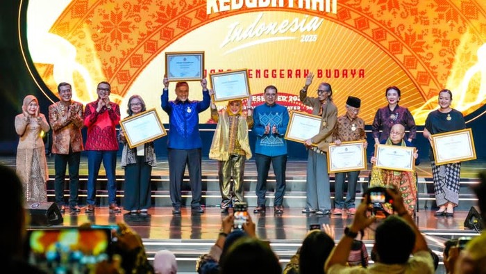 Kemenbud Berikan Penghargaan ke Tokoh Adat-Seniman, Berikut Daftarnya