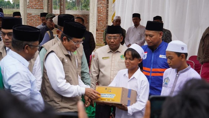 Menag Salurkan Daging DAM Haji-Sembako untuk Ponpes Terdampak Banjir Aceh