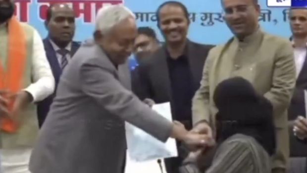 Kepala Menteri Bihar, Nitish Kumar, kembali menjadi sorotan publik setelah sebuah video yang memperlihatkan dirinya menarik hijab seorang dokter perempuan dalam acara resmi pemerintah di Patna viral di media sosial. (Tangkapan layar X)