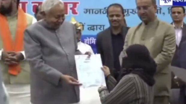 Kepala Menteri Bihar, Nitish Kumar, kembali menjadi sorotan publik setelah sebuah video yang memperlihatkan dirinya menarik hijab seorang dokter perempuan dalam acara resmi pemerintah di Patna viral di media sosial. (Tangkapan layar X)