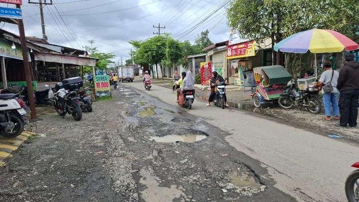 Jalan MT Haryono Binjai Rusak Lagi, Warga Kesal Diperbaiki Tetap Berlubang