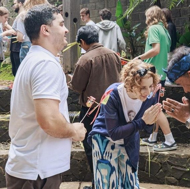 Bule-bule Ini Antusias Main Permainan Tradisional Indonesia