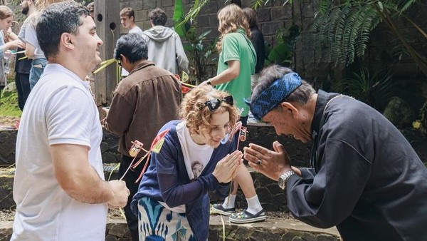 Bule-bule Ini Antusias Main Permainan Tradisional Indonesia