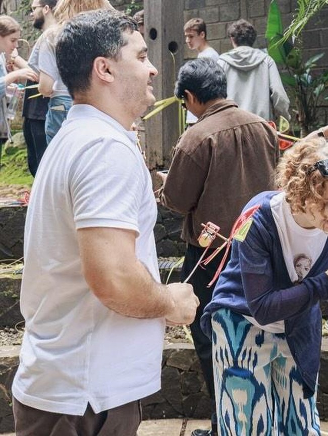 Bule-bule Ini Antusias Main Permainan Tradisional Indonesia