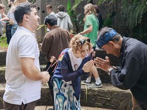 Bule-bule Ini Antusias Main Permainan Tradisional Indonesia