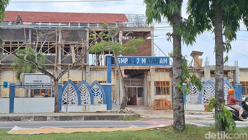 Kondisi proyek revitalisasi di SMPN 17 Mataram, yang hingga saat ini belum menyelesaikan masa kontrak, Kamis (18/12/2025).