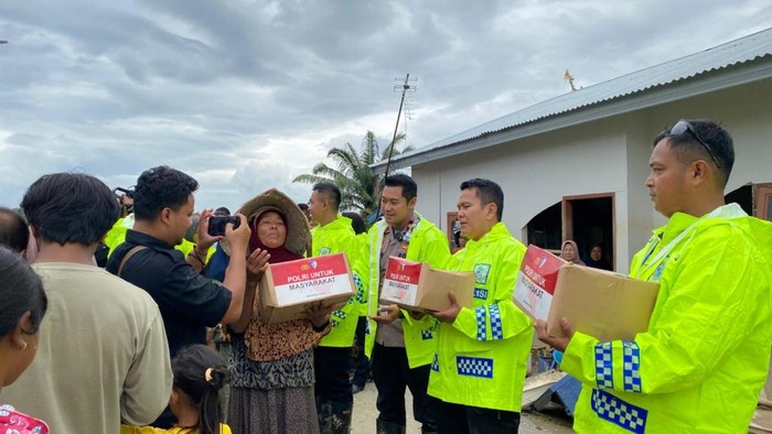 Tim Kemanusiaan Korlantas Polri Salurkan Sembako untuk Korban Banjir di Aceh Tamiang