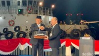 Penyerahan simbolis maket Kapal Frigate Merah Putih oleh Direktur Utama PT PAL Indonesia pada Kementerian Pertahanan RI.