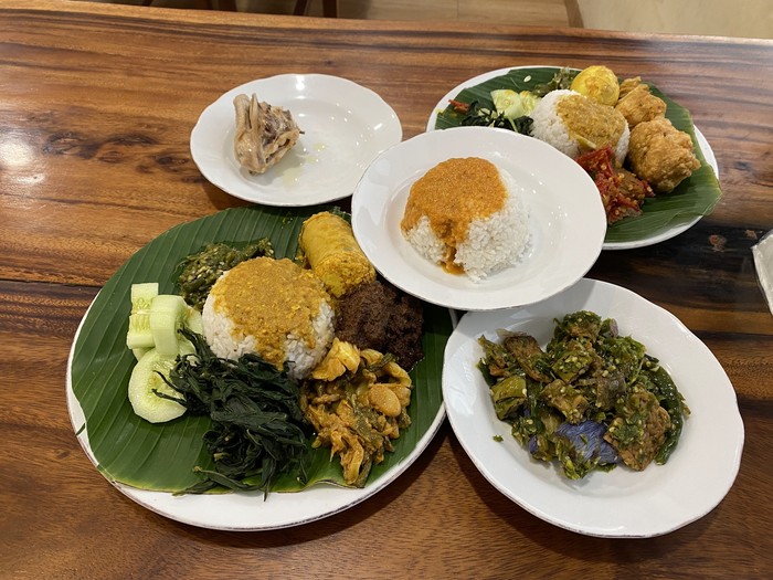 Lamak Bana! 10 Nasi Kapau Enak di Jakarta dengan Puluhan Lauk