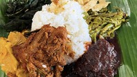 Juaranya nasi Kapau di kawasan Kemang, Nasi Kapau Langganan di Bangka Raya, Jakarta Selatan. Tempatnya menghadirkan nuansa tradisional dengan susunan lauk bertingkat, termasuk belut crispy, ayam pop cabe ijo, dan rendang ayam berbumbu pekat. Foto: Site Culinary/Visual
