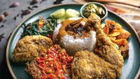Melipir sedikit ke Alam Sutra, Tangerang, ada Nasi Kapau Merdeka yang memadukan konsep resto kekinian dengan menu Kapau tradisional. Jangan lewatkan cicip ayam tuturuga, paru balado, sampai talua barendo renyah. Foto: Site Culinary/Visual