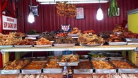 Nasi Kapau Hj. Zaidar di Kramat Raya, Jakarta Pusat menyajikan lebih dari 50 hidangan khas Minang setiap hairnya. Lauk yang wajib dicoba adalah gulai tambusu isi tahu telur dan itiak lado. Foto: Site Culinary/Visual