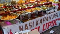 Masih di Jalan Kramat Raya, gerai Nasi Kapau Uni Upik menawarkan nasi kapau yang royal dengan menu seperti gulai itiak cabe hijau, tunjang, dan tambusu yang kaya rempah. Foto: Site Culinary/Visual