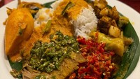 Nasi Kapau Raja Ganda di Kemayoran, Jakarta Pusat sering disebut sebagai nasi kapau hidden gem dengan menu ayam kurma berkuah santan putih dan dendeng batokok yang empuk. Foto: Site Culinary/Visual