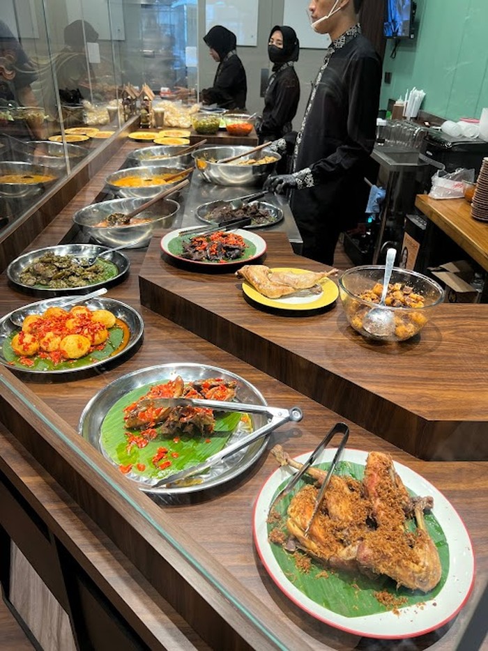 Lamak Bana! 10 Nasi Kapau Enak di Jakarta dengan Puluhan Lauk