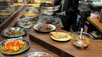 Terakhir, ada restoran Kapau Rayo di Dharmawangsa, Jakarta Selatan. Tempat ini menghadirkan suasana nyaman dengan lauk andalan gulai tambusu padat, rendang lembut, serta jajanan khas Minang. Foto: Site Culinary/Visual