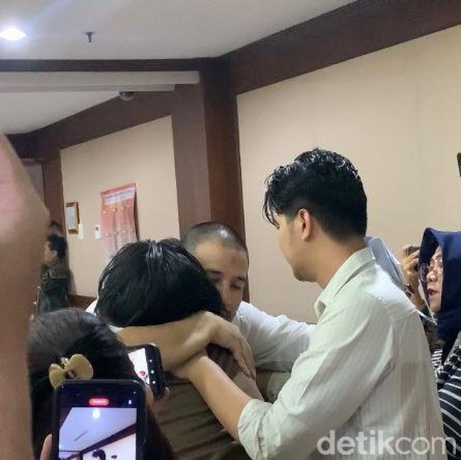 Pelukan Hangat Pacar untuk Ammar Zoni yang Jalani Sidang Narkoba Hari Ini