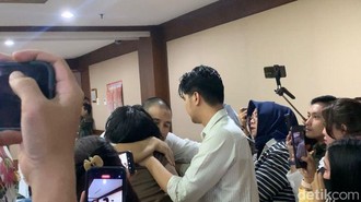 Pelukan Hangat Pacar untuk Ammar Zoni yang Jalani Sidang Narkoba Hari Ini