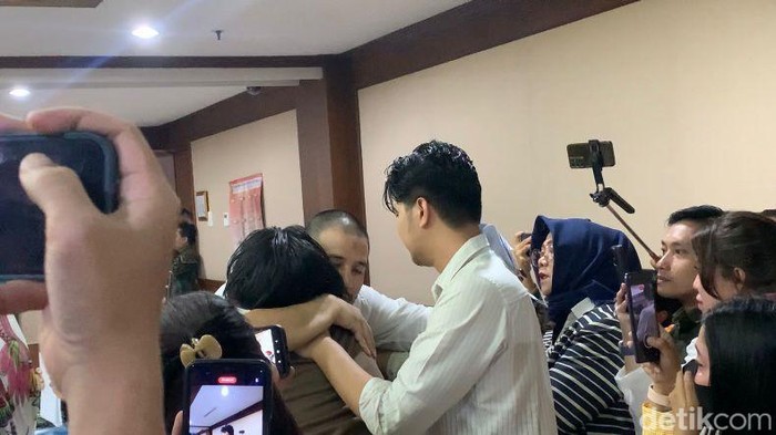 Mantan artis Ammar Zoni tiba di ruang sidang PN Jakpus terkait kasus penjualan narkotika di Rutan Salemba. Keluarga Ammar mengikuti persidangan. (Mulia Budi/detikcom)