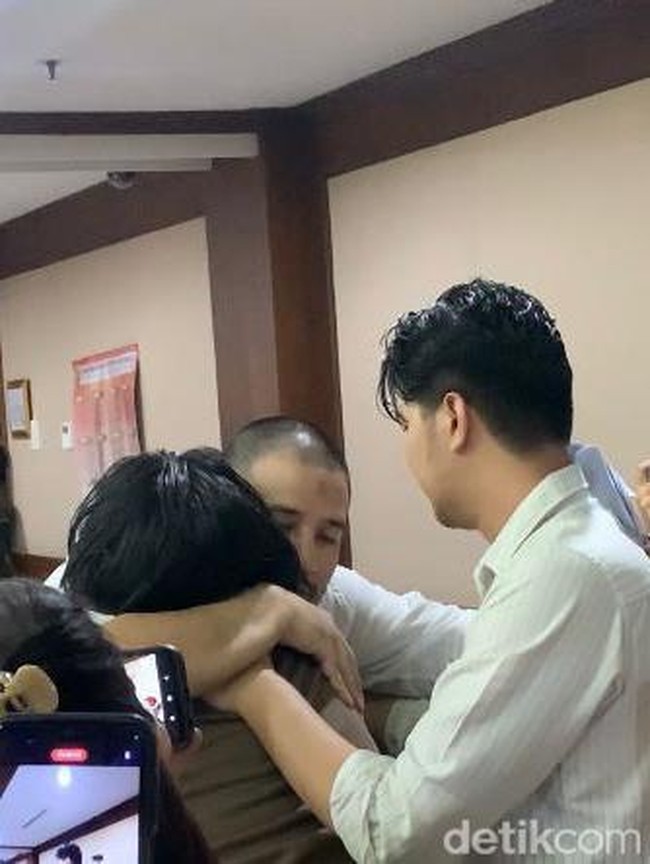 Pelukan Hangat Pacar untuk Ammar Zoni yang Jalani Sidang Narkoba Hari Ini