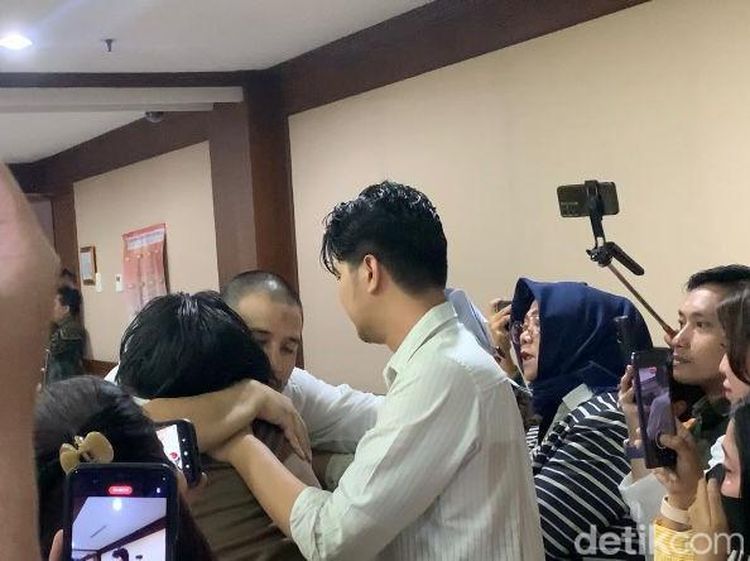 Pelukan Hangat Pacar untuk Ammar Zoni yang Jalani Sidang Narkoba Hari Ini