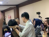 Pelukan Hangat Pacar untuk Ammar Zoni yang Jalani Sidang Narkoba Hari Ini