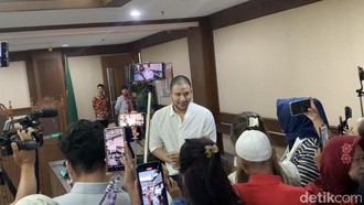 Tak Lagi di Nusakambangan, Ammar Zoni Peluk Pacar Jelang Sidang Offline