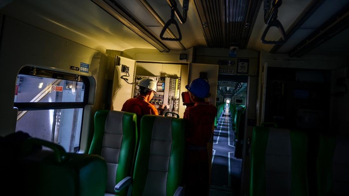 Pekerja melakukan pemeriksaan dan perawatan gerbong kereta feeder di Dipo Lokomotif PT KAI Daop 2, Bandung, Jawa Barat, Kamis (18/12/2025). Selama periode angkutan Natal 2025 dan Tahun Baru 2026 yang berlangsung selama 18 hari, PT KAl Daop 2 Bandung menyediakan 15.962 tempat duduk per hari atau total 287.316 tempat duduk dengan 29 perjalanan per hari untuk KA reguler dan 72 perjalanan KA Feeder. ANTARA FOTO/Raisan Al Farisi/tom.