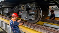 Pekerja melakukan perbaikan rangkaian kereta feeder di Dipo Lokomotif PT KAI Daop 2, Bandung, Jawa Barat, Kamis (18/12/2025). Langkah ini sebagai bagian dari persiapan angkutan Natal 2025 dan Tahun Baru 2026. Foto: ANTARA FOTO/Raisan Al Farisi