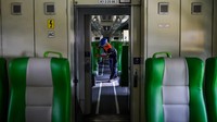 Pekerja memeriksa kursi penumpang di gerbong kereta feeder. Pengecekan dan perbaikan dilakukan untuk memastikan kesiapan operasional angkutan Nataru yang berlangsung selama 18 hari. Foto: ANTARA FOTO/Raisan Al Farisi