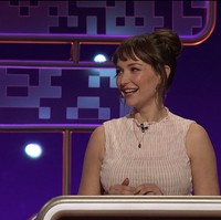 Galang Dana dengan Jual Foto Menggoda, Aksi Model Ini Dinilai Murahan