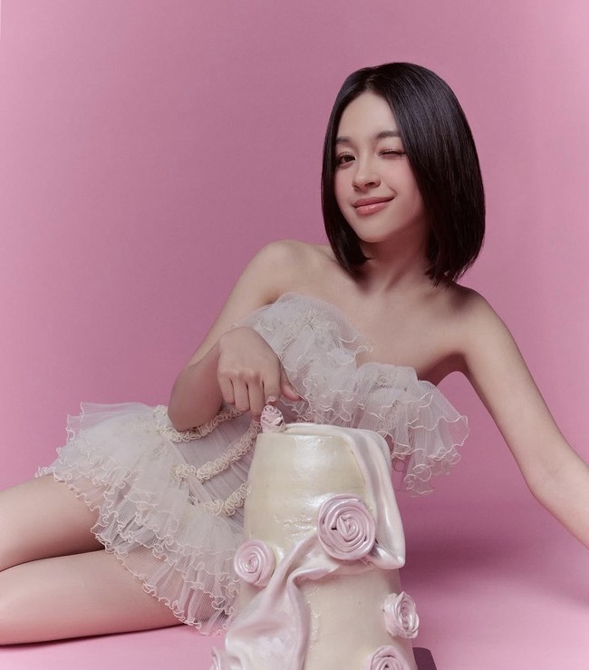 Eca Aura tampil fresh dalam potongan rambut sleek bob. Gaya ini menonjolkan tampilan yang lurus rapi dengan potongan rata di bagian bawah. Foto: Dok. Instagram