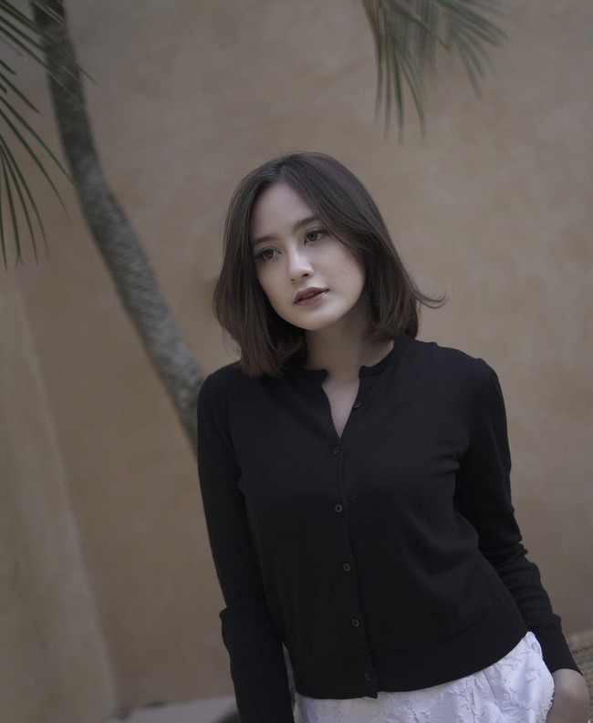 Inspirasi rambut bob artis Indonesia yang bisa ditiru lainnya datang dari Salshabilla Adriani. Gaya soft layered lob ini memiliki tekstur di ujung rambut supaya jatuhnya lebih natural dan tidak kaku. Bagian depan rambut dipotong sedikit lebih pendek menyerupai curtain bangs yang menyatu dengan sisa rambut, sehingga memiliki kesan lebih mature. Foto: Dok. Instagram