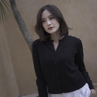 Inspirasi rambut bob artis Indonesia yang bisa ditiru lainnya datang dari Salshabilla Adriani. Gaya soft layered lob ini memiliki tekstur di ujung rambut supaya jatuhnya lebih natural dan tidak kaku. Bagian depan rambut dipotong sedikit lebih pendek menyerupai curtain bangs yang menyatu dengan sisa rambut, sehingga memiliki kesan lebih mature. Foto: Dok. Instagram