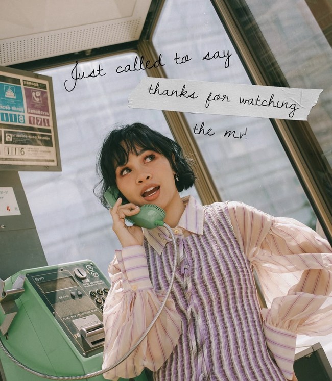 Potongan classic French bob dengan sentuhan wavy dari Andien ini bisa dicontek jika kamu menyukai gaya retro, artsy dan chic. Potongannya memang cukup pendek, tapi poni dengan tipe wispy bangs ini akan memberikan kesan lebih muda dan playful. Foto: Dok. Instagram