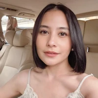 Prilly Latuconsina belum lama ini mengunggah penampilannya dengan gaya rambut baru. Prilly tampil memesona dengan rambut classic short bob. Ujung rambutnya melengkung ke dalam dengan layer tipis dan halus membuat penampilannya terlihat elegan. Foto: Dok. Instagram