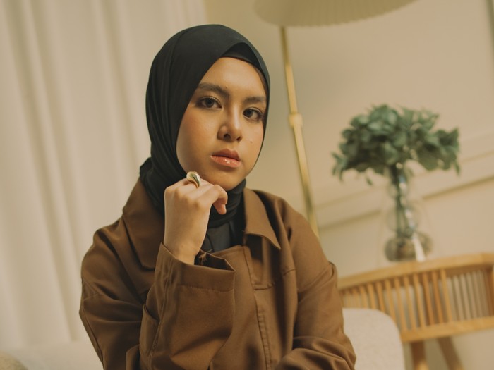 Nakeisha, juara Hijab Hunt 2024, rilis single berjudul Nanti. Lagu pop-ballad emosional tentang cinta pada Ibu ini digarap epik sebagai kado indah di akhir tahun.