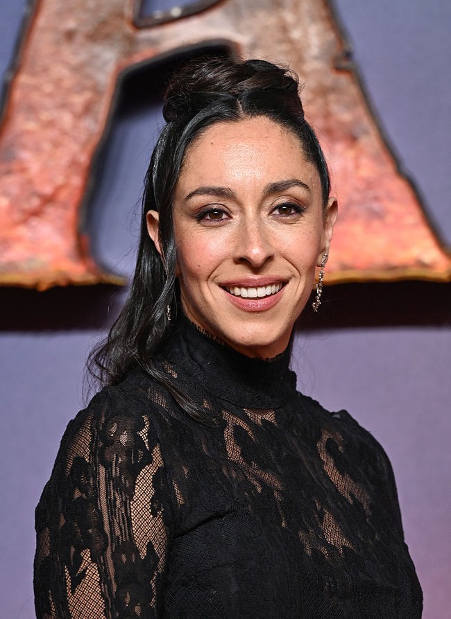 James Cameron juga menjelaskan alasannya memilih Oona Chaplin sebagai Varang. “Ada sesuatu pada diri Chaplin yang sangat kuat. Ada unsur seksualitas, psikologi yang dominan, dan banyak amarah. Ada banyak lapisan dalam perannya serta dorongan yang menggerakkan karakternya. Oona mampu bergerak luwes di antara lapisan-lapisan itu dengan cara yang tidak saya lihat pada kandidat lainnya,” ujarnya. Foto: Getty Images/Pablo Cuadra