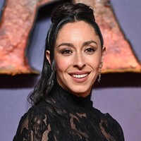 James Cameron juga menjelaskan alasannya memilih Oona Chaplin sebagai Varang. “Ada sesuatu pada diri Chaplin yang sangat kuat. Ada unsur seksualitas, psikologi yang dominan, dan banyak amarah. Ada banyak lapisan dalam perannya serta dorongan yang menggerakkan karakternya. Oona mampu bergerak luwes di antara lapisan-lapisan itu dengan cara yang tidak saya lihat pada kandidat lainnya,” ujarnya. Foto: Getty Images/Pablo Cuadra