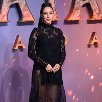 Film Avatar: Fire and Ash memperkenalkan antagonis baru bernama Varang yang diperankan oleh Oona Chaplin. Aktris keturunan Spanyol, Swiss dan Inggris berusia 39 tahun ini merupakan cucu aktor legendaris Charlie Chaplin. Foto: Getty Images/Pablo Cuadra