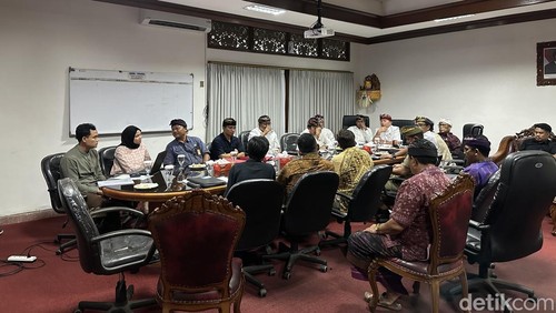 Pansus TRAP DPRD Bali saat RDP dengan PT Gautama Indah Perkasa dan Queens Tandoor Restaurant, di Ruang Bapemperda Gedung DPRD Bali, Kamis (18/12/2025).