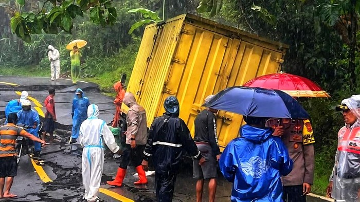 Jalan Ambles dan Retak, Putus Akses Kiaradua - Bagbagan Sukabumi