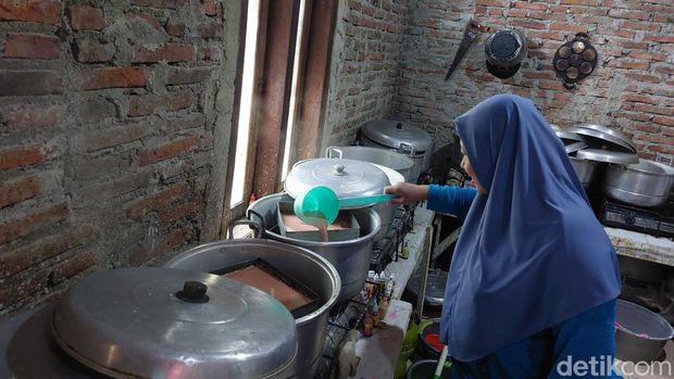 Pelaku usaha kue IKM di Desa Pekantingan Cirebon Pelaku usaha kue IKM di Desa Pekantingan Cirebon