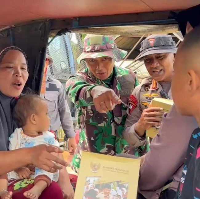 TNI-Polri Bagikan Susu Bagi Warga Korban Bencana di Tapsel