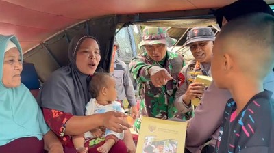 TNI-Polri Bagikan Susu Bagi Warga Korban Bencana di Tapsel