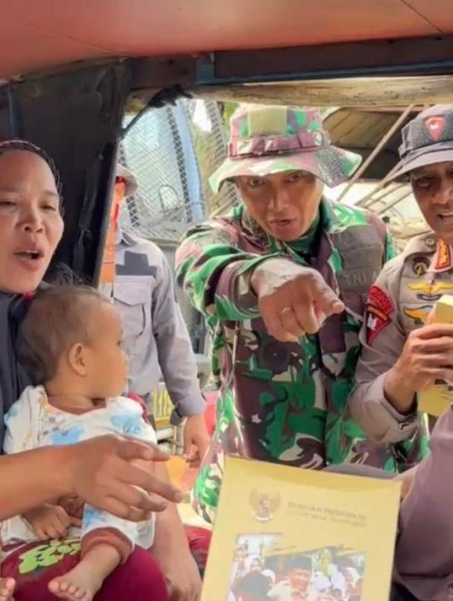 TNI-Polri Bagikan Susu Bagi Warga Korban Bencana di Tapsel